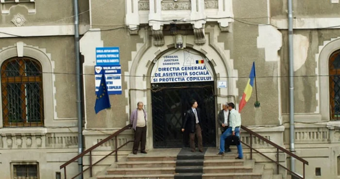 Trupul neînsufleţit al fetei a fost găsit în noaptea de vineri spre sâmbătă, în locuinţa sa