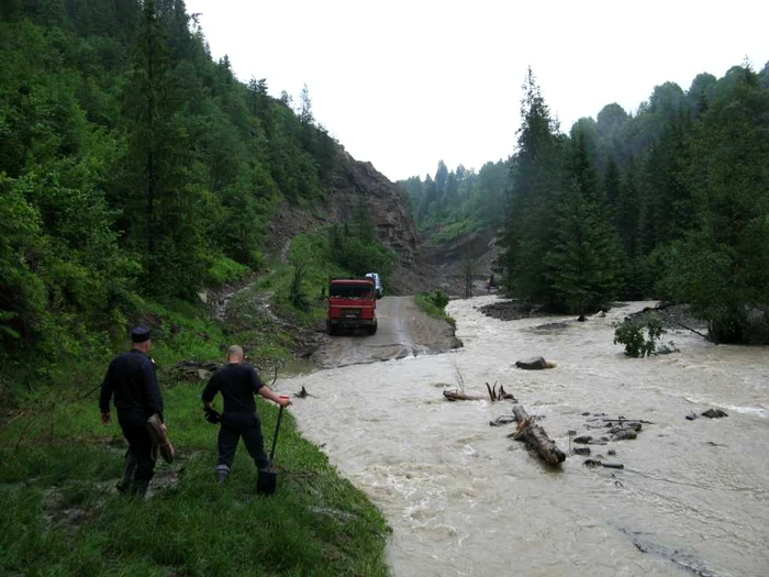 Interventiile pompierilor au fost pline de riscuri