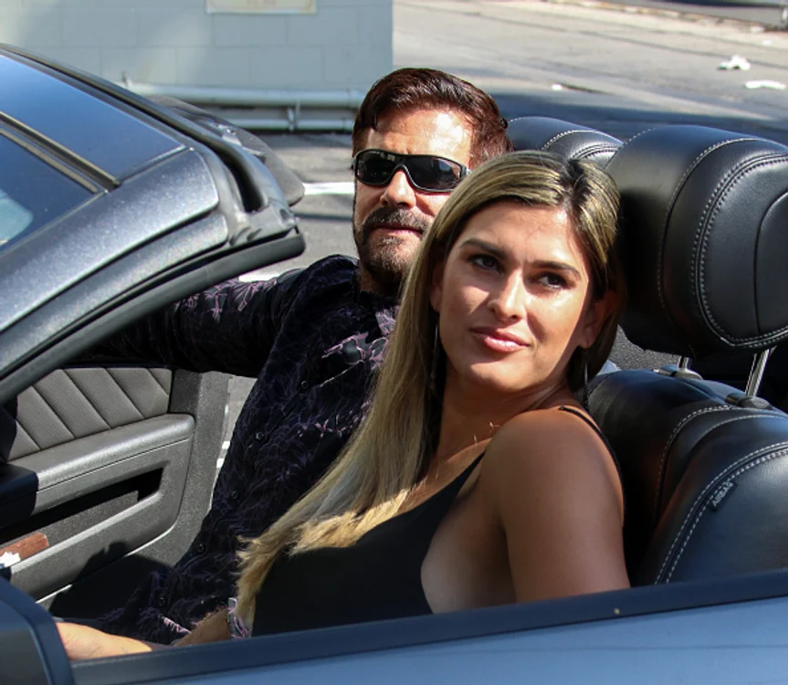 Lorenzo Lamas surprins în mașină alături de soția sa, Shauna Craig, pe străzile din Los Angele (14 august 2015)