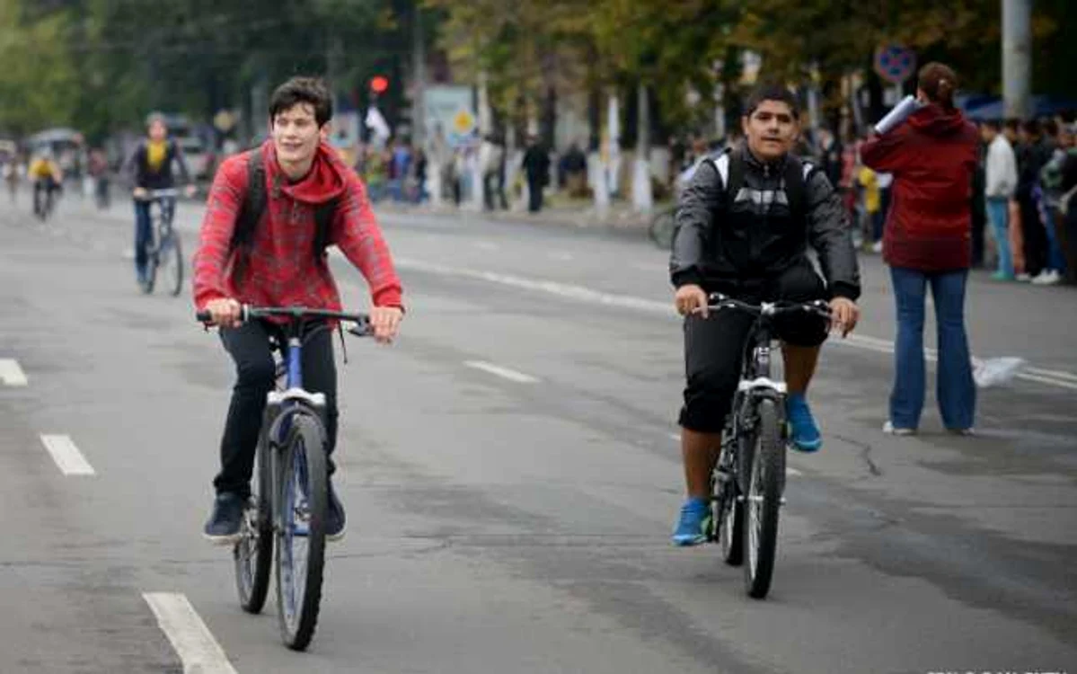 Părinţii ar trebui să transporte bicicleta copiilor cu maşina până în parc FOTO IPN