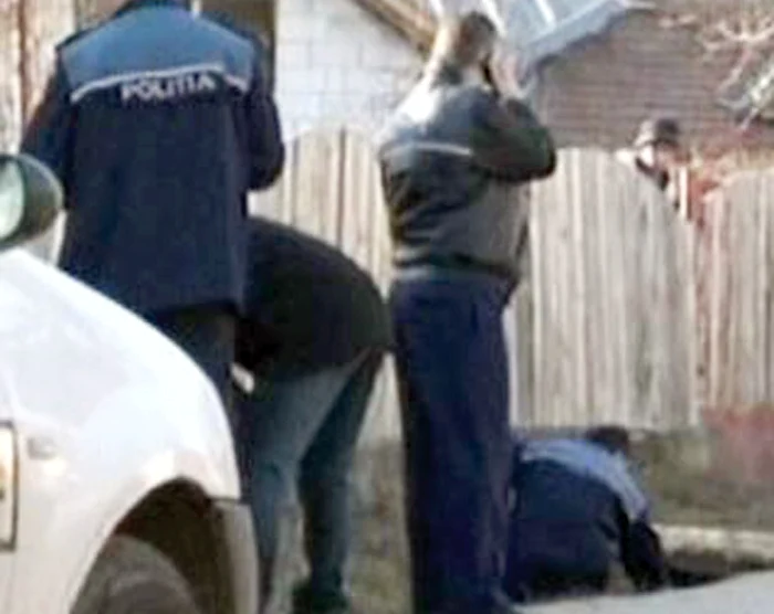Oamenii legii fac cercetări la faţa locului