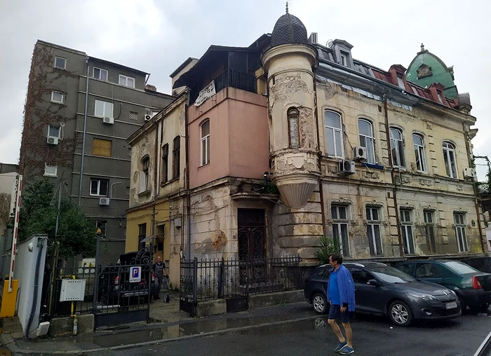 Apartamentul se află la parterul unui bloc interbelic, din spatele clădirii de la stradă