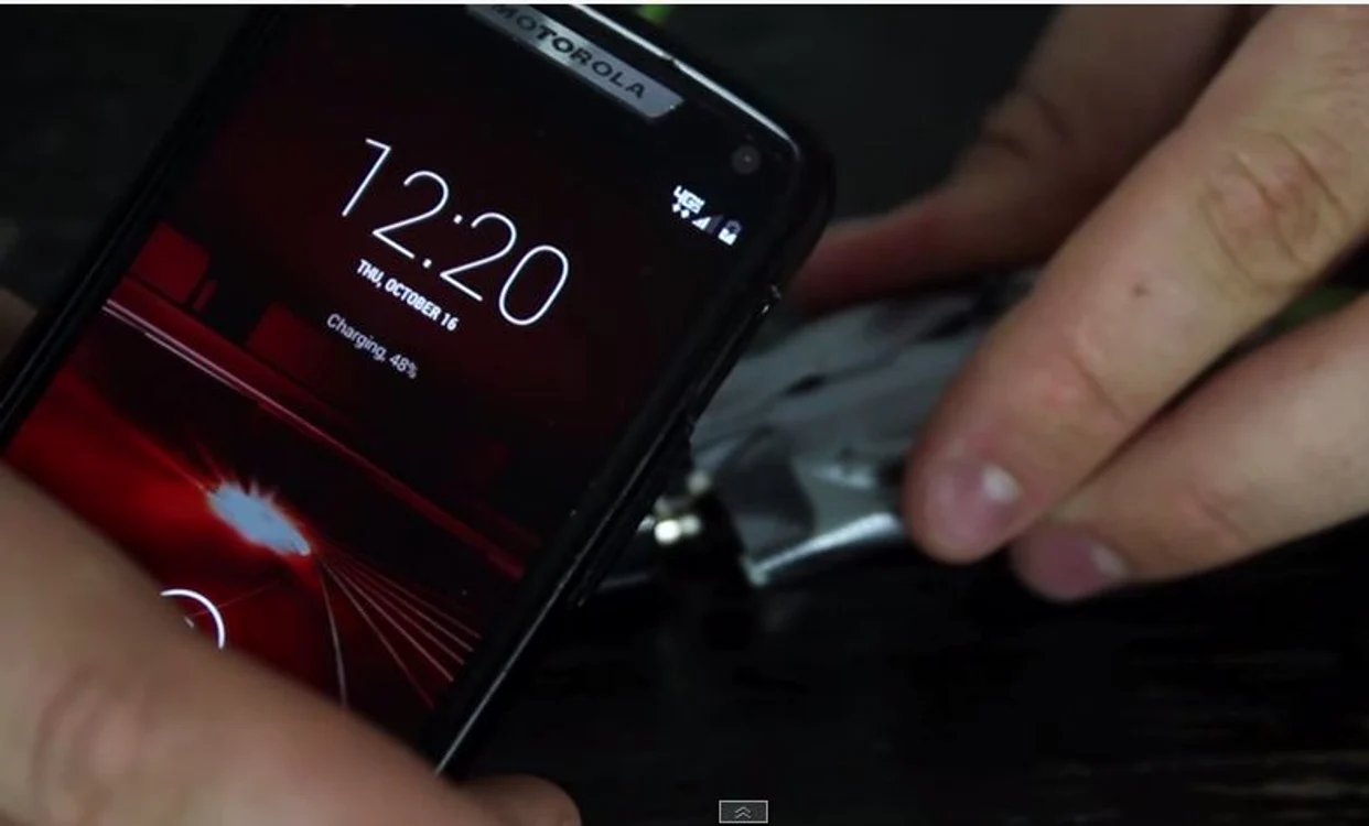 Poţi să-ţi încarci telefonul de la o simplă baterieFoto Youtube