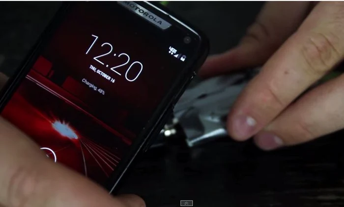 Poţi să-ţi încarci telefonul de la o simplă baterieFoto Youtube