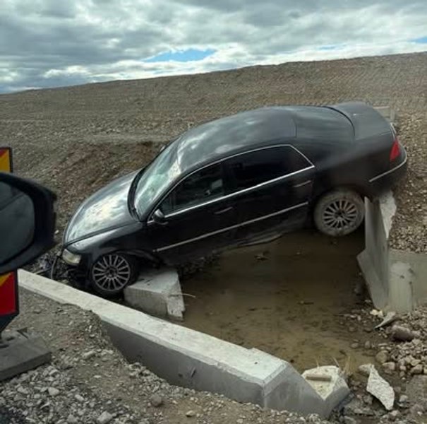 O mașină implicată într-un accident în urmă cu două zile, atracție turistică pe E85. „Încetineşti, mai faci o poză, mai un selfie”