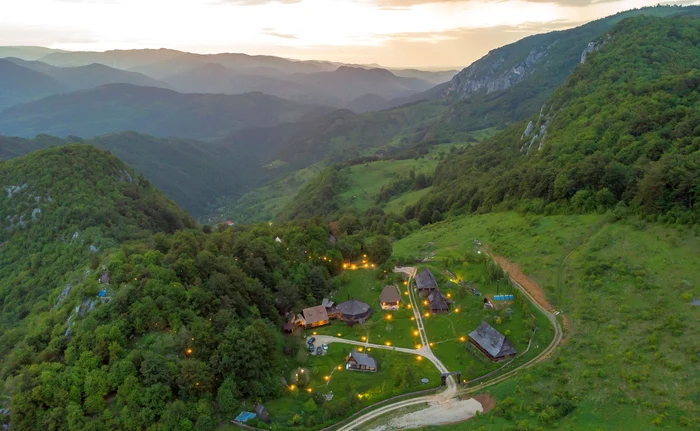 Sătucul turistic din Munții Apusei FOTO Facebook/ Raven’s Nest