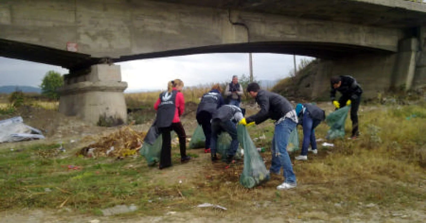 Imagine de la acţiunea “Let’s do it Romania”