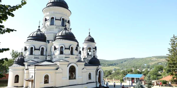 Slujbele se ţin la Biserica Sfântul Gheorghe, construită în 1906