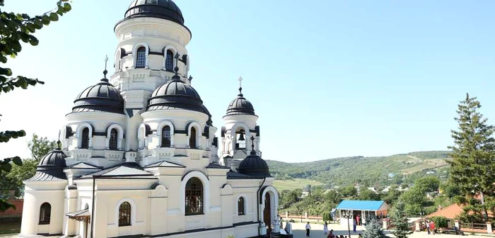 Slujbele se ţin la Biserica Sfântul Gheorghe, construită în 1906