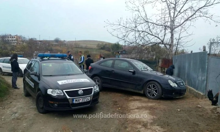 Bărbatul care a ameninţat cu toporul a fost imobilizat de poliţişti         FOTO Poliţia de Frontieră