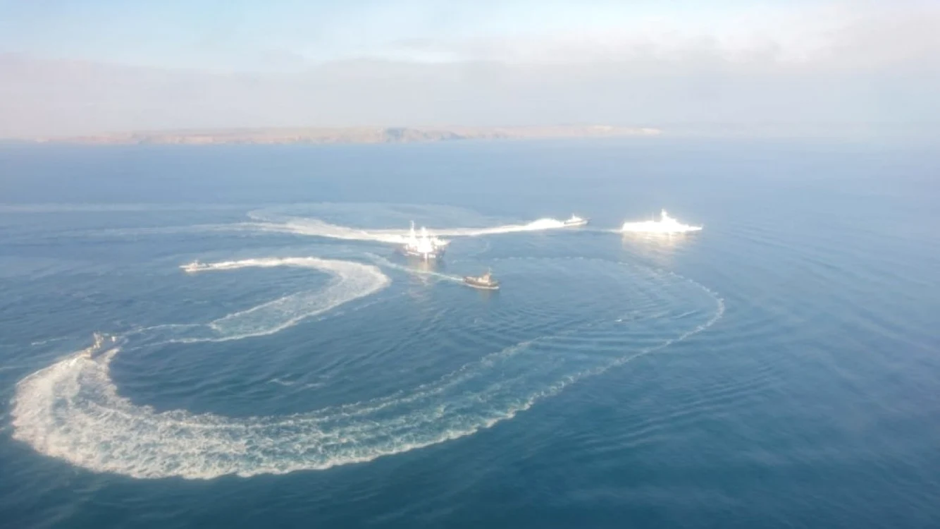 Nave ucrainene şi ruse în strâmtoarea Kerci FOTO rt.com/FSB