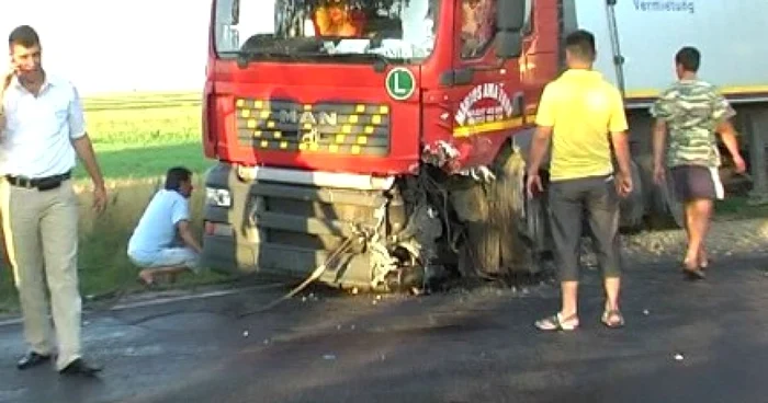 Constanta: VIDEO: Circulaţie blocată la Castelu de un tir răsturnat