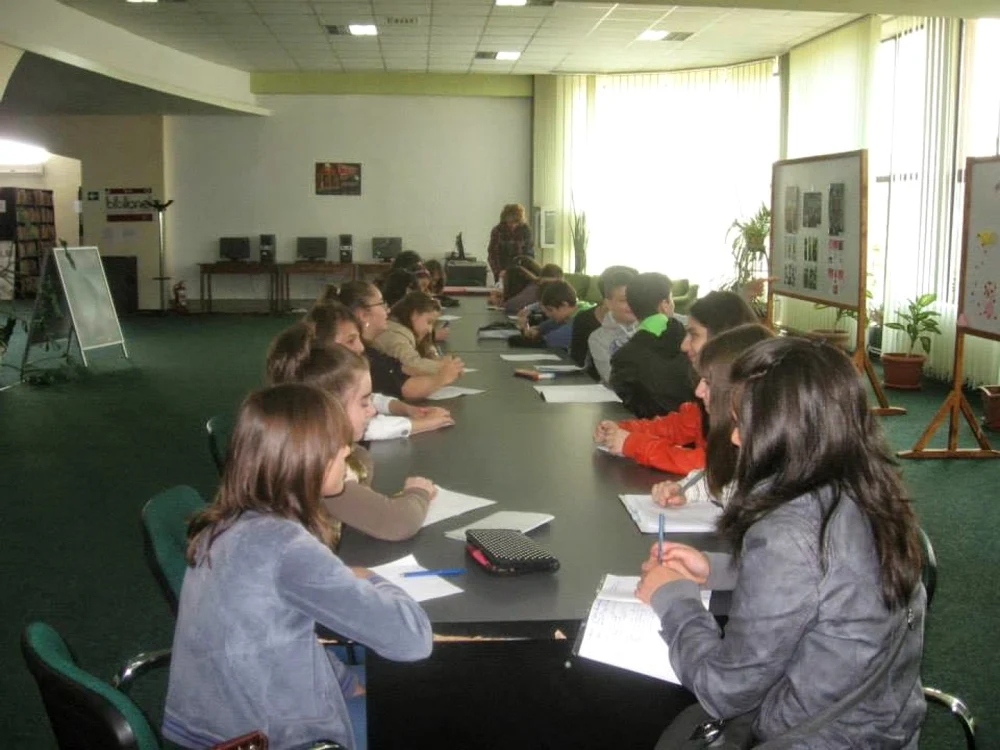 Activităţi pentru elevii din Drăgăşani în cadrul bibliotecii, Foto: blogdragasani.blogspot.com