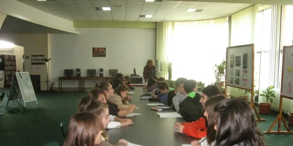 Activităţi pentru elevii din Drăgăşani în cadrul bibliotecii Foto blogdragasani blogspot com