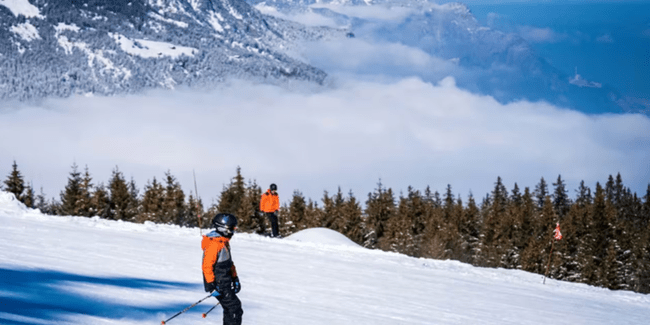 Un om de afaceri cu o avere suficientă oferă acces gratuit pe pârtii în stațiunea sa de schi din Elveția