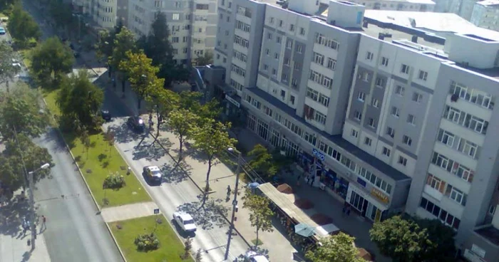 Autorităţile speră că amenajarea de spaţii verzi pe acoperişurile blocurilor va aduce urbei un plus de imagine... (FOTO: Mugurel Manea)