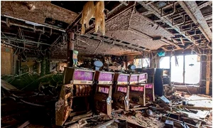 Cazinoul, de fapt, ce a mai ramas din el, încă are ușile deschise, lasând să se vadă aparatele de jocuri goale  jpeg