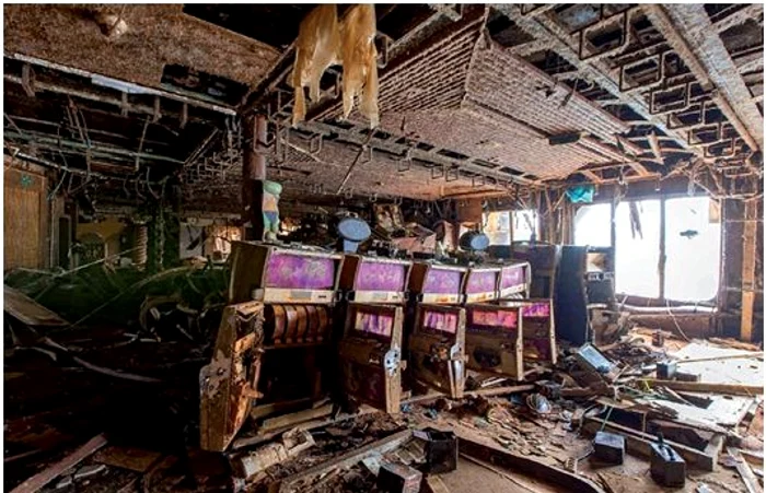 Cazinoul, de fapt, ce a mai ramas din el, încă are ușile deschise, lasând să se vadă aparatele de jocuri goale.