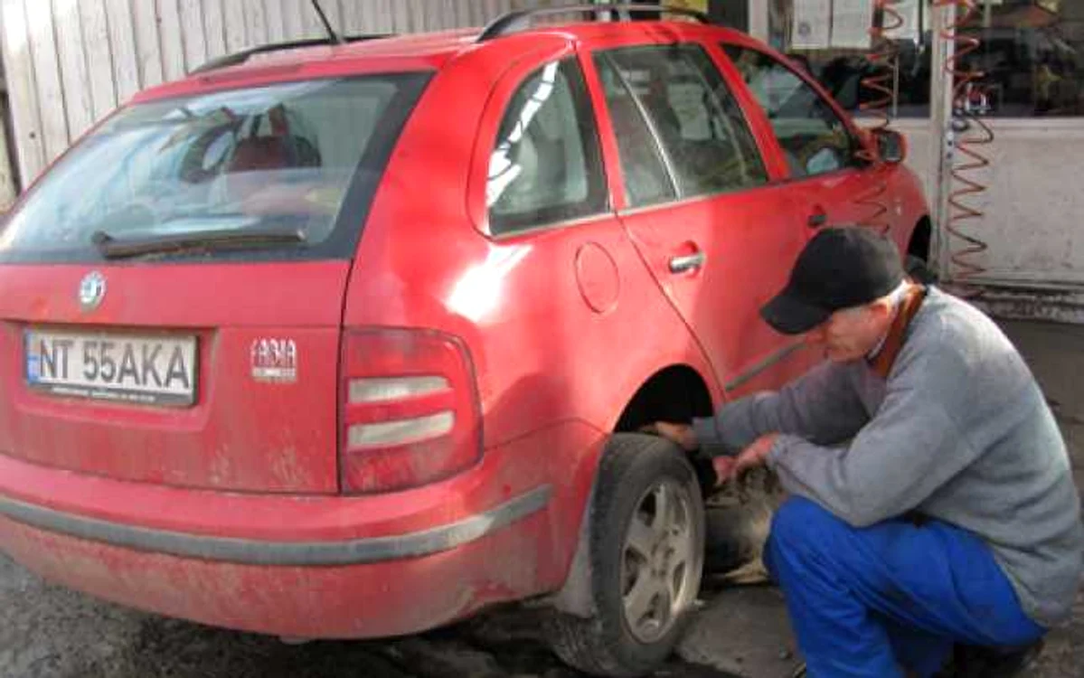 Şoferii prevăzători îşi echipează maşinile cu anvelope de iarnă