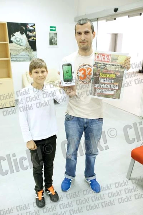 
    Mihai Toader (10 ani) se bucură  de premiul câştigat de tatăl său (Fotografii: Click!)  