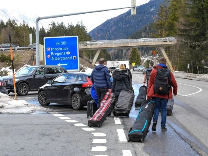 Tirolul este privit cu suspiciune ca urmare a afluxului de schiori din străinătate pe pârtiile sale, care au rămas deschise, în pofida izolării, deşi teoretic rezervate localnicilor.