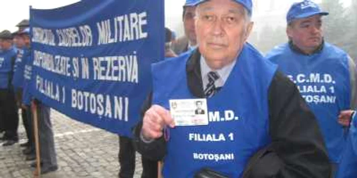 Militarii în rezervă strigă anti-Băsescu şi anti-Guvern