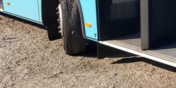 Autobuz STB cu mastic pe roti FOTO Valer Ciobanescu
