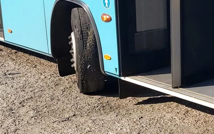 Autobuz STB cu mastic pe roti FOTO Valer Ciobanescu