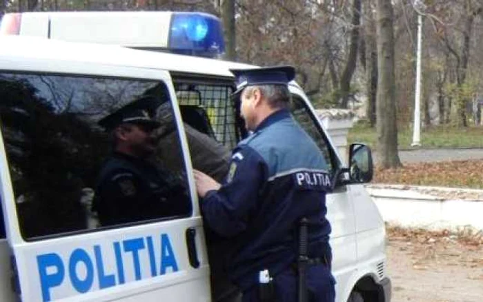 Cazul tinerilor este cercetat de poliţişti foto arhivă)