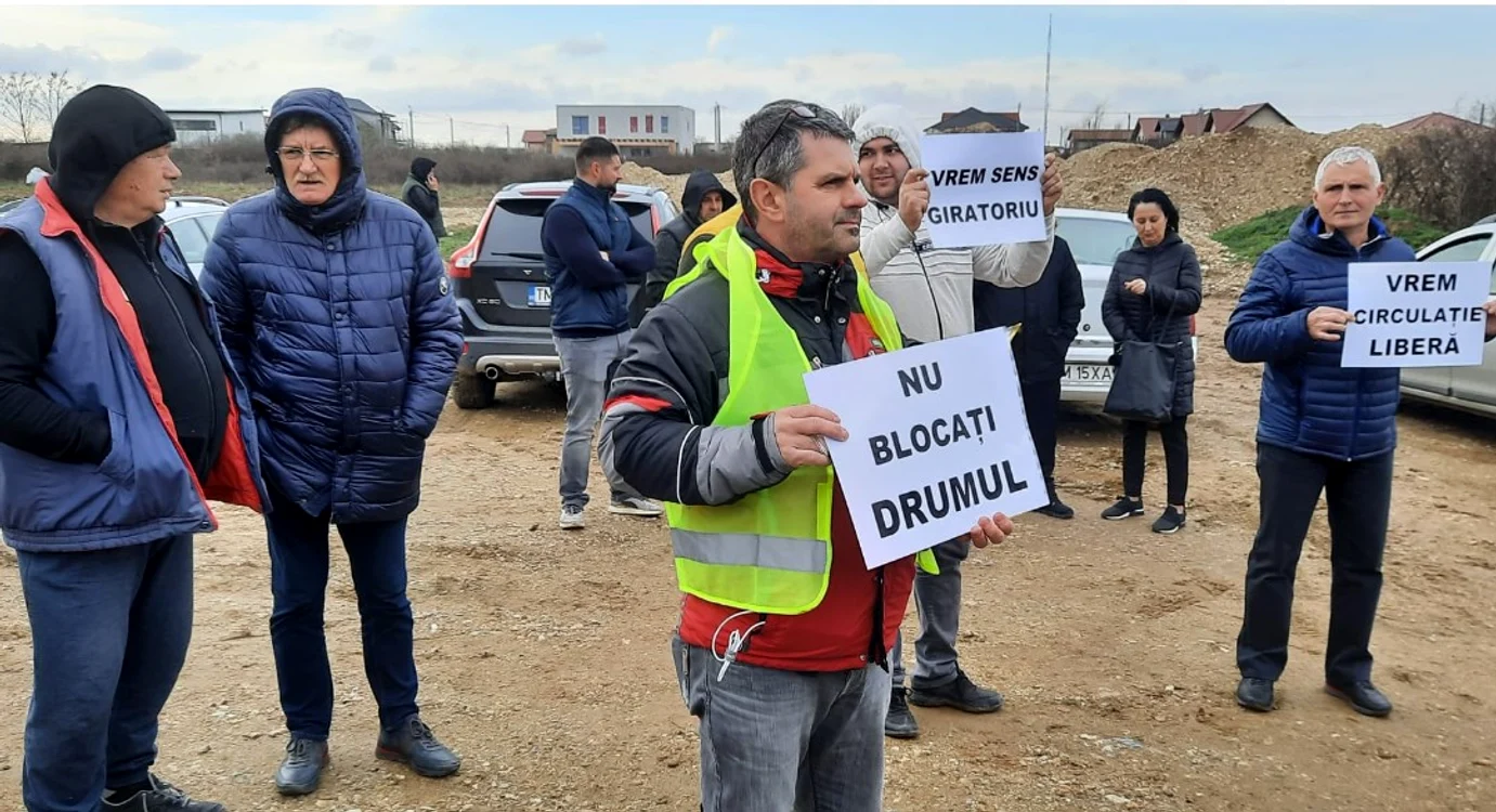 Cetățenii care vor un sens giratoriu pe Centura de Sud a Timișoarei au ieșit în stradă FOTO D.D.