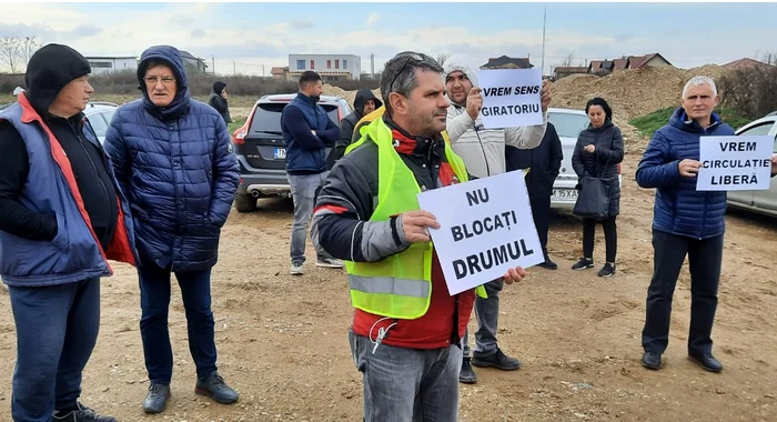 Cetățenii care vor un sens giratoriu pe Centura de Sud a Timișoarei au ieșit în stradă FOTO D.D.