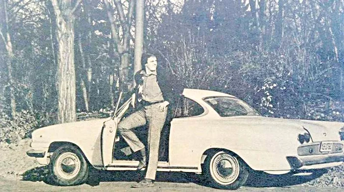 Florin Piersic şi maşina sa, într-o fotografie de arhivă apărută în revista ”Flacăra”