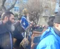 Teodosie ţinut în braţe de un preot FOTO M.I.