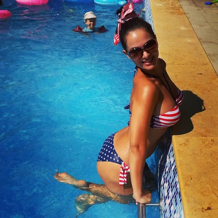 
    Deea arată perfect în costum de baie  