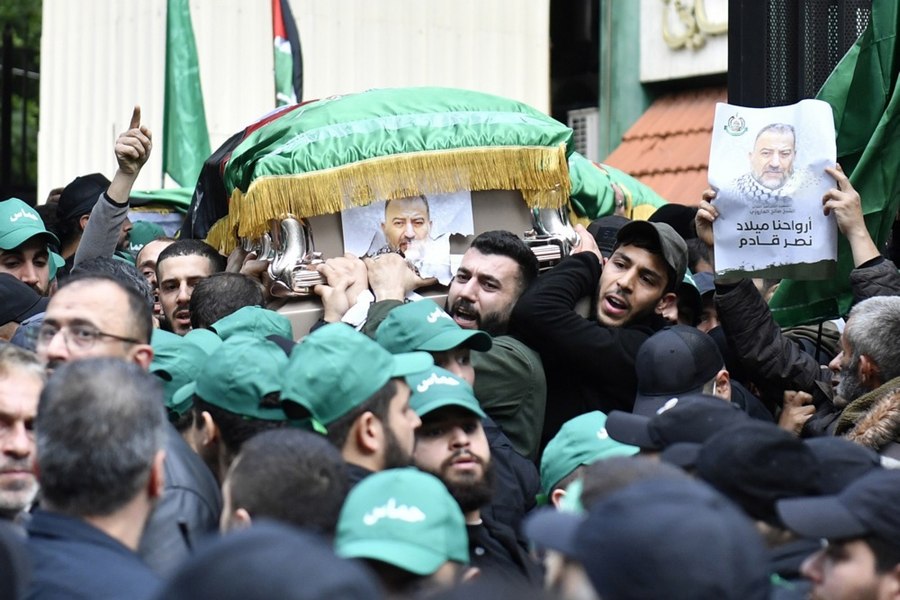 Mii de adepţi ai mişcării pro-iraniene Hezbollah au participat la înmormântarea oficialului Hamas ucis la Beirut