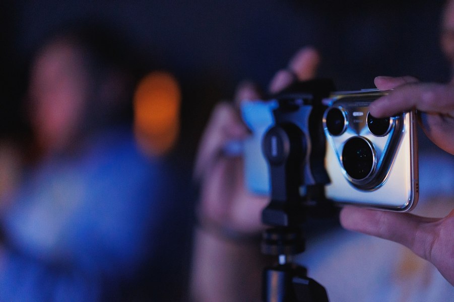 ZOOM PE EMOȚIE: Un concert și un spectacol de pe acoperișul TNB, văzut prin camerele noului HUAWEI Pura 80 Ultra