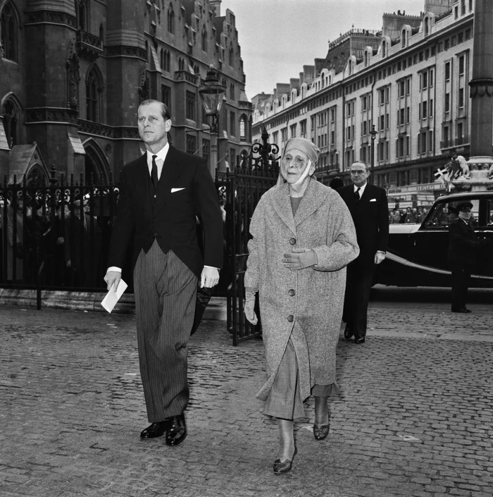 Prințul Philip și mama sa, Prințesa Alice de Battenberg.