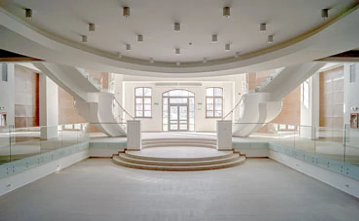 Spaţiul de aşteptare din faţa Registraturii e generos