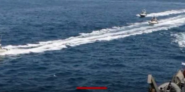 Nave iraniene apropiindu-se de nave americane in Golful Persiv Captura YouTube