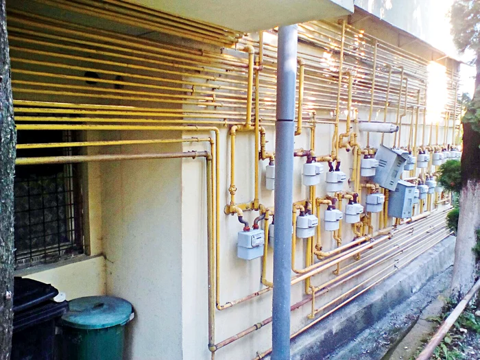 Faţada unei clădiri de apartamente din Sinaia e «decorată» cu nu mai puţin de 43 de contoare de gaz