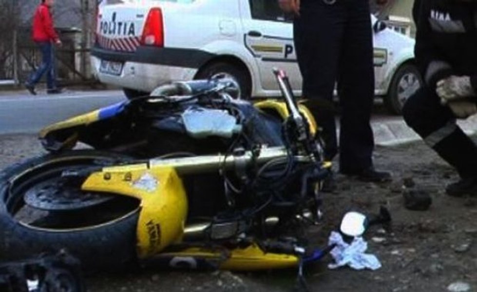 Un băiat de 14 ani, prins drogat pe un moped furat, în timp ce transporta un copil