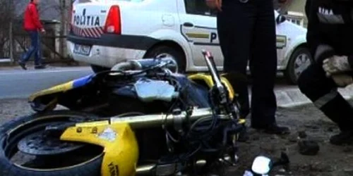 Băiatul aflat ca şi pasager pe moped a fost accidentat uşor