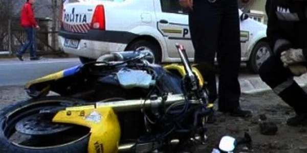Băiatul aflat ca şi pasager pe moped a fost accidentat uşor