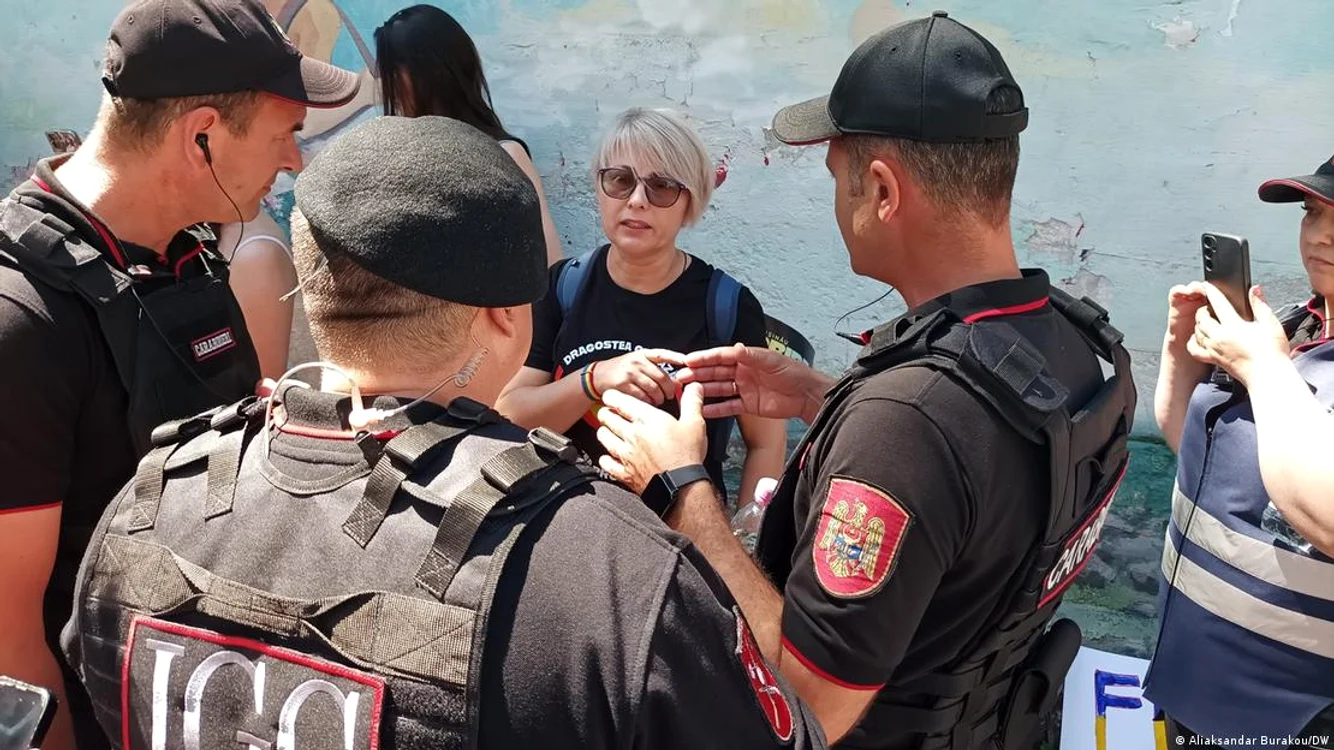 Angelica Frolov discutând cu polițiști la Marșul Pride