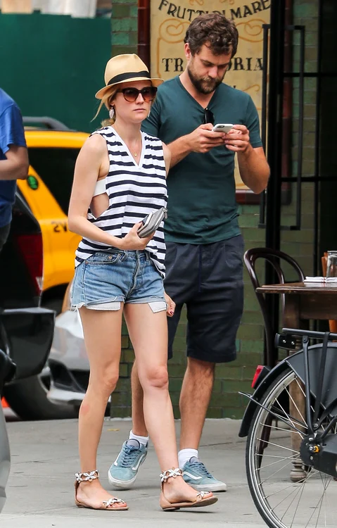 Diane Kruger & Joshua Jackson Share Some PDA In NYC jpeg
