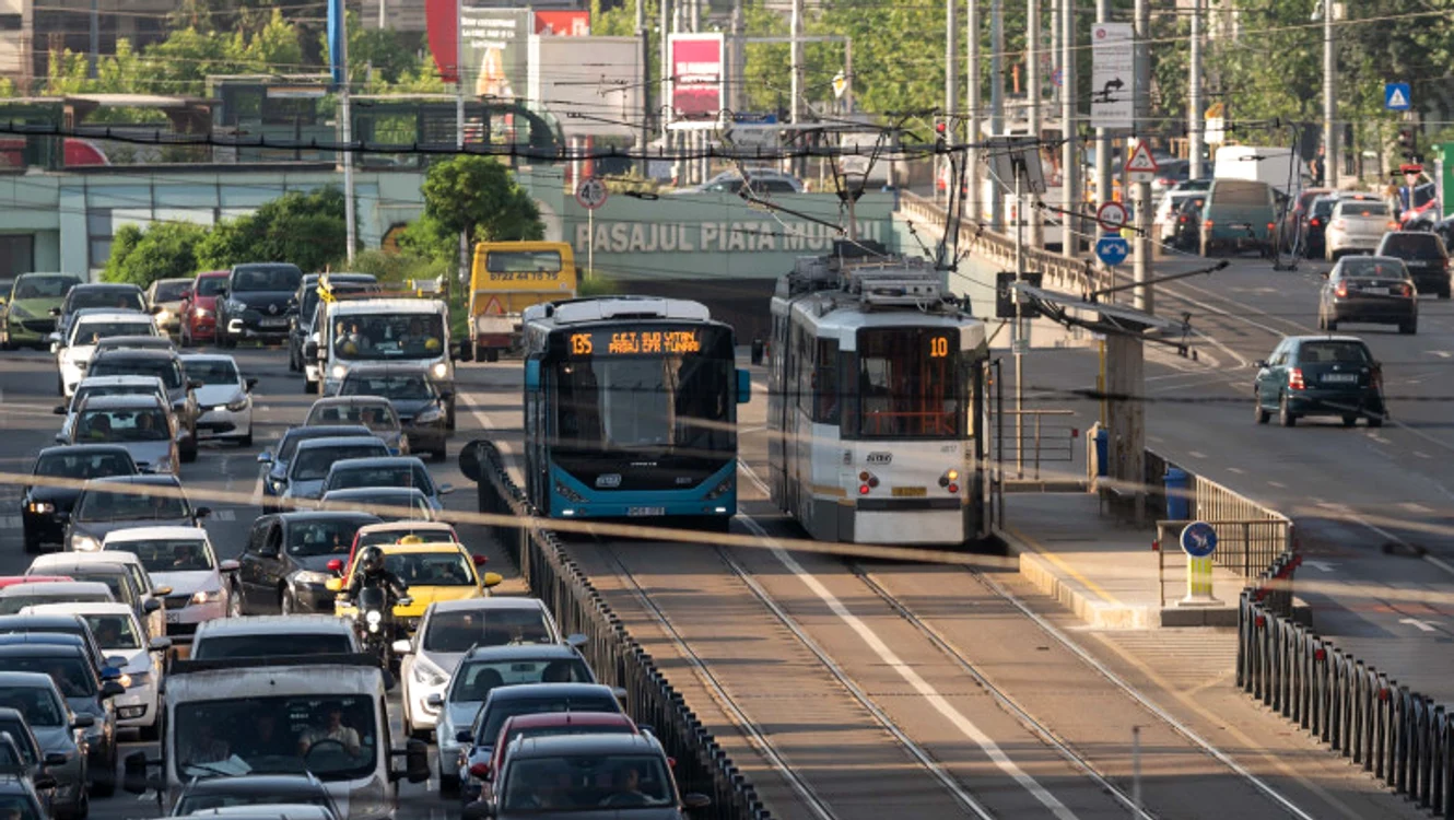 Autobuzele de pe linia 135 au timpii de parcurgere a traseului scurtați cu 30 la sută de când circulă pe linia de tramvai Foto: captură știrileprotv.ro
