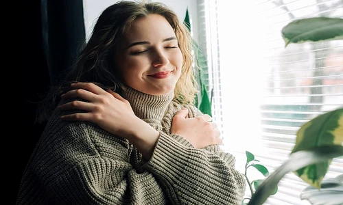 Femeie stand ganditoare la geam 2292953975 jpg