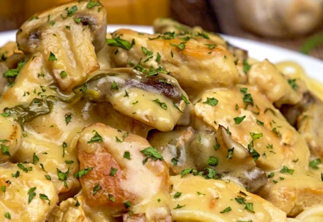 
    Puiul în sos de tarhon este delicios!clickpoftabuna.ro  