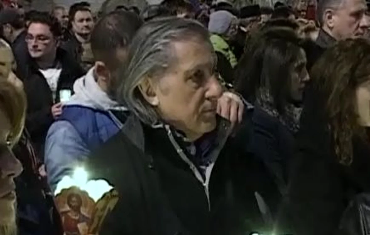 
    Ilie Năstase a mers cu familia la biserică, să ia luminăCaptură Prima TV  