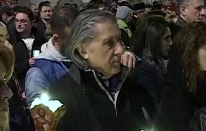 
    Ilie Năstase a mers cu familia la biserică, să ia luminăCaptură Prima TV  